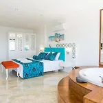 Uezuemlue 3 Bedroom Secluded With Private Pool Hot Tub Villa