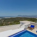 Uezuemlue 3 Bedroom Secluded With Private Pool Hot Tub *