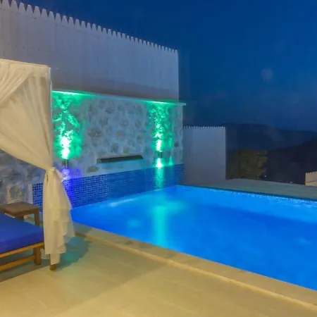 Uezuemlue 3 Bedroom Secluded With Private Pool Hot Tub *