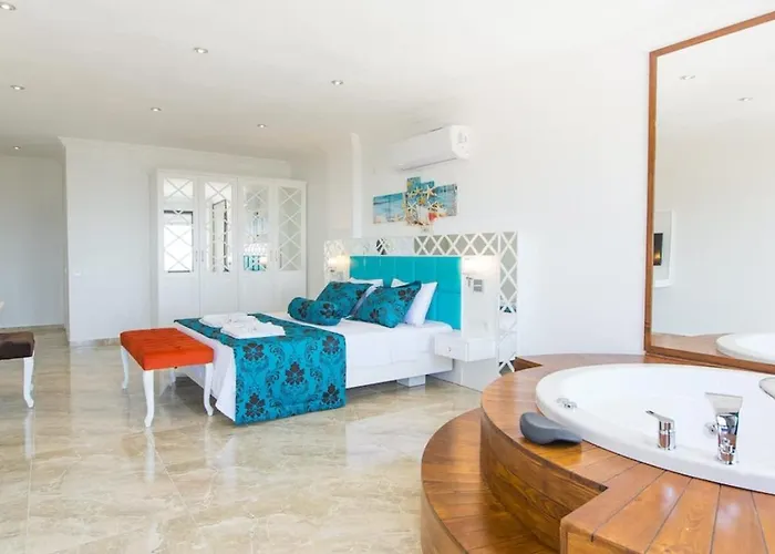 Uezuemlue 3 Bedroom Secluded With Private Pool Hot Tub فيلة