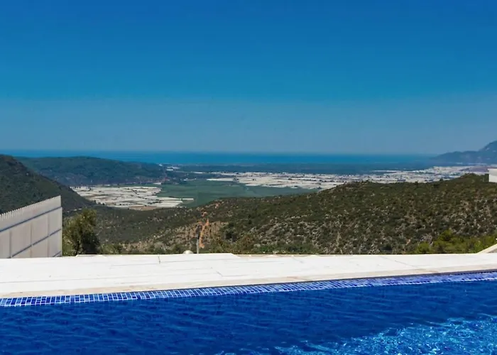 Uezuemlue 3 Bedroom Secluded With Private Pool Hot Tub فيلة كالكان